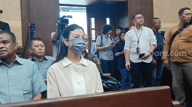 Indira Chunda Thita, putri SYL saat dihadirkan dalam sidang kasus korupsi Kementan yang digelar di Pengadilan Tipikor Jakarta, Rabu (5/6/2024). (Suara.com/Dea)