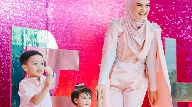 Irish Bella bersama dua anaknya: Air Rumi dan Amala. [Instagram]