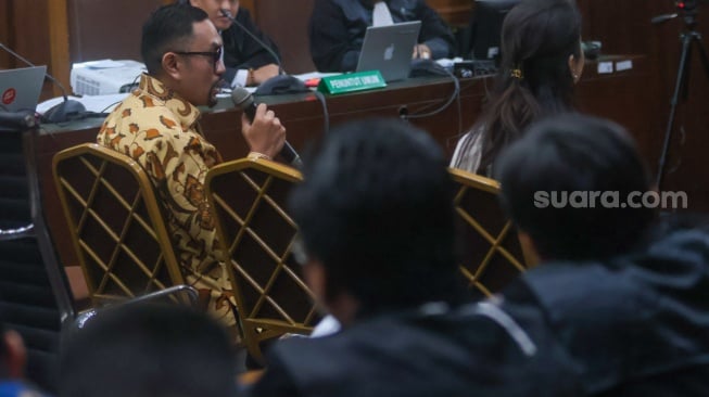 Bendahara Umum Partai NasDem sekaligus Anggota DPR Ahmad Sahroni memberikan keterangan saat menjadi saksi pada persidangan kasus pemerasan dan gratifikasi di Kementerian Pertanian dengan terdakwa Syahrul Yasin Limpo di Pengadilan Tipikor, Jakarta, Rabu (5/6/2024). [Suara.com/Alfian Winanto]