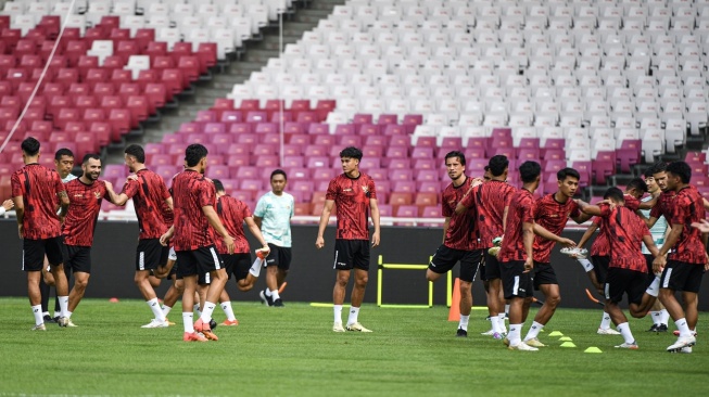 Pemain Timnas Indonesia, termasuk Pratama Arhan, melakukan latihan jelang pertandingan Kualifikasi Piala Dunia 2026 di Stadion Utama Gelora Bung Karno, Senayan, Jakarta, Rabu (5/6/2024). Timnas Indonesia akan melawan Timnas Irak pada pertandingan ke-5 Grup F Kualifikasi Piala Dunia 2026, Kamis 6 Juni 2024. ANTARA FOTO/Muhammad Adimaja/nym. 