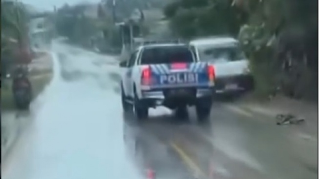 Mobil Polisi nyaris tabrak mobil putih yang terlambat menepi. (Instagram/@kabarnegri)