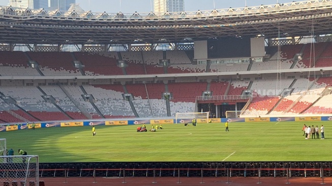 Kabar Buruk Jelang Timnas Indonesia vs Irak, Begini Kondisi Lapangan Stadion Utama GBK Pas Dilihat Erick Thohir