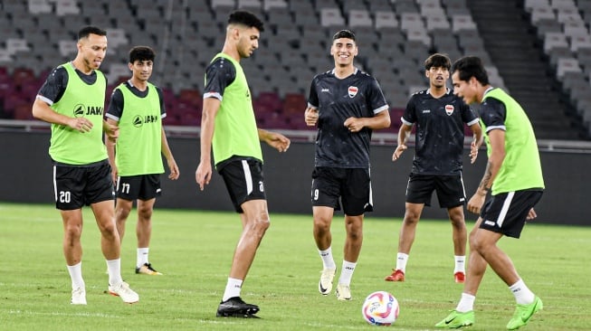 Timnas Irak melakukan latihan jelang pertandingan Kualifikasi Piala Dunia 2026 di Stadion Utama Gelora Bung Karno, Senayan, Jakarta, Rabu (5/6/2024). Timnas Irak akan melawan Timnas Indonesia pada pertandingan ke-5 Grup F Kualifikasi Piala Dunia 2026, Kamis 6 Juni 2024. ANTARA FOTO/Muhammad Adimaja/foc. 