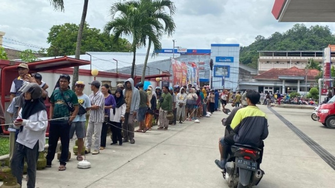 Kelangkaan Gas Melon Bikin Warga Samarinda Kesusahan, Rela Antre Panas-panas sampai Pakai Kayu Bakar