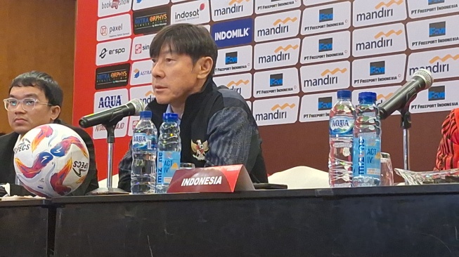 Pelatih Timnas Indonesia Shin Tae-yong dalam konferensi pers sehari jelang laga melawan Irak (Suara.com/Adie Prasetyo Nugraha).