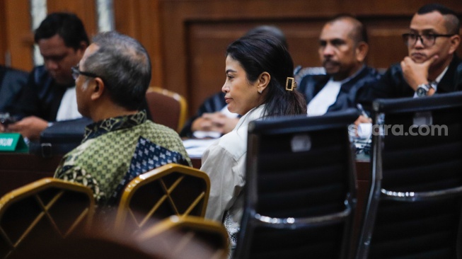 Ketua Umum Garda Wanita (Garnita) Malahayati Partai NasDem sekaligus Anak kandung Syahrul Yasin Limpo, Indira Chunda Thita Syahrul memberikan keterangan saat menjadi saksi pada persidangan kasus pemerasan dan gratifikasi di Kementerian Pertanian dengan terdakwa Syahrul Yasin Limpo di Pengadilan Tipikor, Jakarta, Rabu (5/6/2024). [Suara.com/Alfian Winanto]