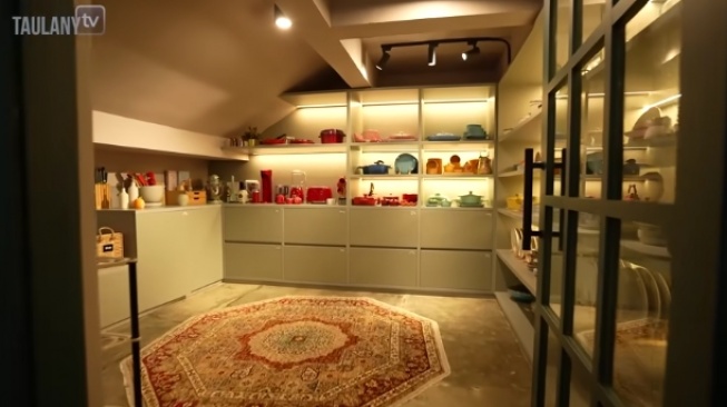 Gudang khusus menyimpan alat memasak di rumah Tompi. (YouTube/TAULANY TV)