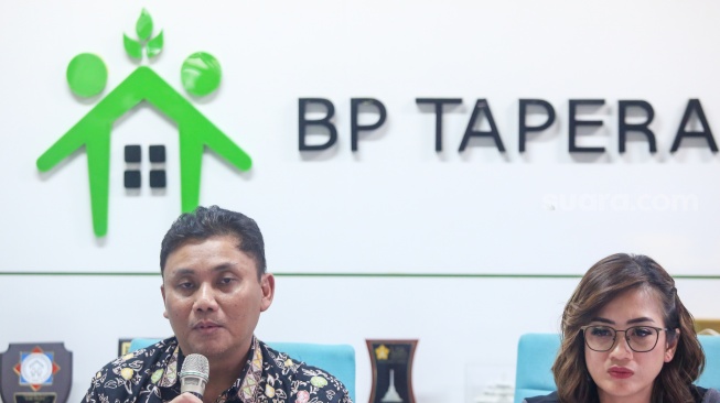 Komisioner BP Tapera, Heru Pudyo Nugroho (kiri), Tenaga Ahli Madya Kantor Staf Presiden, Prita Laura (kanan) memberikan keterangan pers saat media briefing terkait update Program Tapera di Jakarta, Rabu (5/6/2024). [Suara.com/Alfian Winanto]