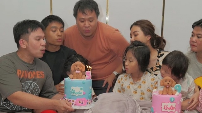 Potret Kejutan Ultah Thalia dan Thania Putri Onsu (Instagram/@sarwendah29)
