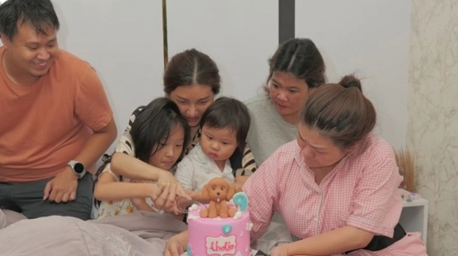 Potret Kejutan Ultah Thalia dan Thania Putri Onsu (Instagram/@sarwendah29)