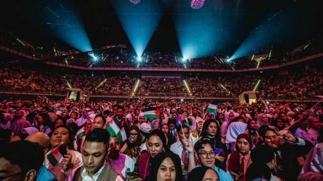 Ribuan penonton memadati konser Melly Goeslaw di Malaysia. Sebagaian besar penonton membawa serta bendera Palestina. [Istimewa]