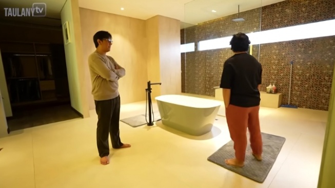 Kamar mandi di kamar tidur utama rumah Tompi. (YouTube/TAULANY TV)