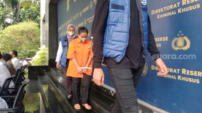 R, ibu muda tersangka kasus video asusila anak di Tangerang Selatan telah resmi ditahan Polda Metro Jaya. (Suara.com/Fakhri)