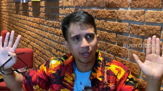 Reaksi Andovi da Lopez Bikin Ngakak, Gebrak Meja Disebut Bakal Miskin Gegara Kritik Rezim