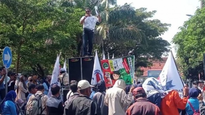 Tuntut Kejelasan Gaji, Ratusan Karyawan PT Kusuma Grup Demo di Kantor Bupati Karanganyar