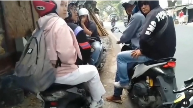 Detik-detik para debt collector akan menyita motor milik korban. (Instagram/@kabarnegri)