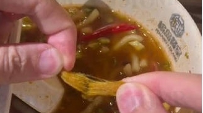 Geger! Diduga Filter Rokok Ditemukan di Mangkuk Laksa, Pengunjung Pujasera Syok