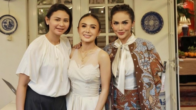 Potret Yuni Shara Rayakan Ulang Tahun ke-52 (Instagram)