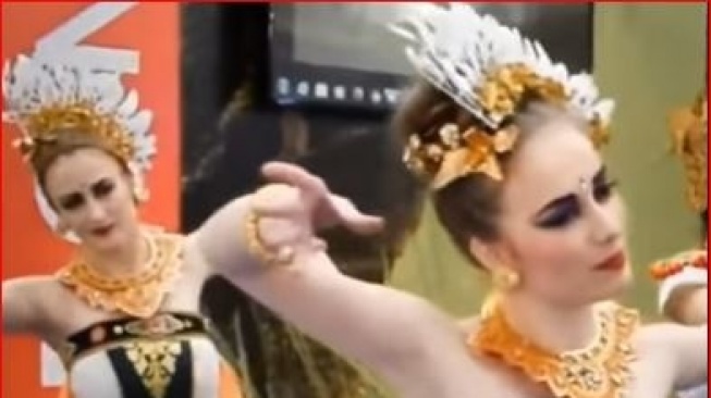Viral, Bule-Bule Ini Menari Siwa Nataraja dengan Kostum Menawan