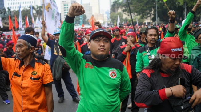 Buruh melakukan aksi unjuk rasa di kawasan Patung Kuda Arjuna Wiwaha, Jalan Medan Merdeka Barat, Jakarta, Kamis (6/6/2024). [Suara.com/Alfian Winanto]
