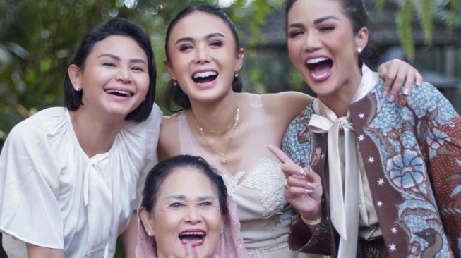 Potret Yuni Shara Rayakan Ulang Tahun ke-52 (Instagram)