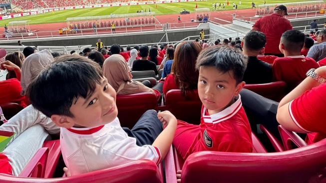 Rafathar dan Magika nonton laga Timnas Indonesia vs Irak. [Instagram/@raffinagita1717]