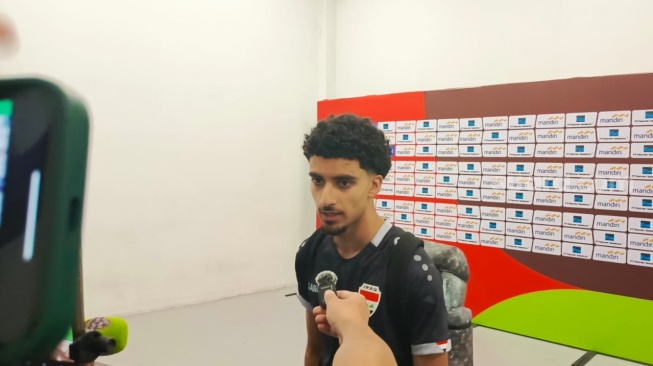 Gelandang Timnas Irak, Zidane Iqbal di mixed zone Stadion Utama Gelora Bung Karno (SUGBK), Senayan, Jakarta, Kamis (6/6/2024). [Dok. Suara.com/Arief Apriadi]