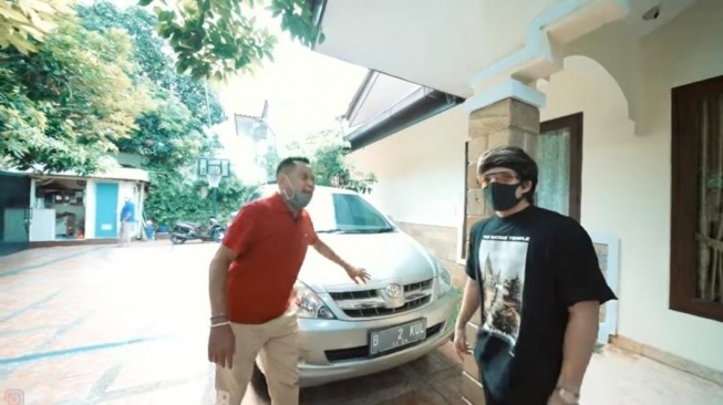 Tukul Perlihat Innova Jadul Miliknya. (Foto: Tangkapan Layar/YouTube)