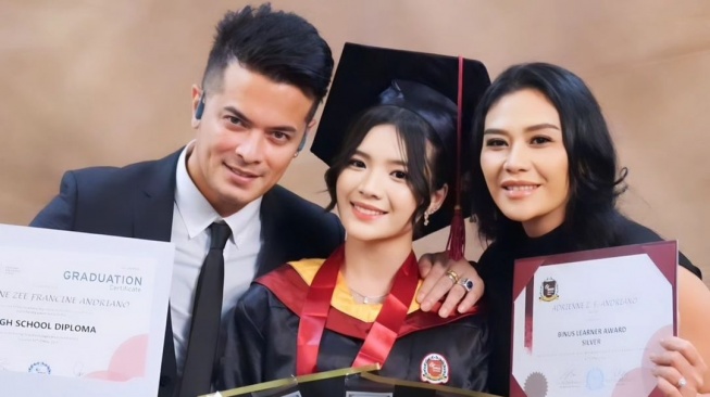 Putri Choky Andriano Wisuda SMA (Instagram/@ck.andriano)