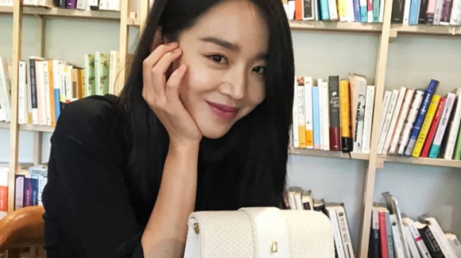Anti-Monoton! 4 Ide Mix and Match Outfit Warna Hitam ala Shin Hye Sun yang Wajib Disontek