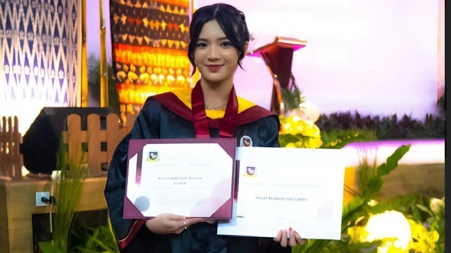 Putri Choky Andriano Wisuda SMA (Instagram/@ck.andriano)