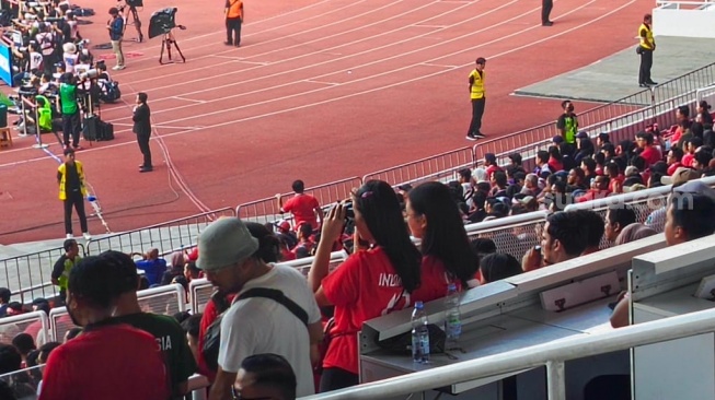 Niat Banget! Fans Cewek Bawa Teropong Tonton Timnas Indonesia vs Irak di GBK
