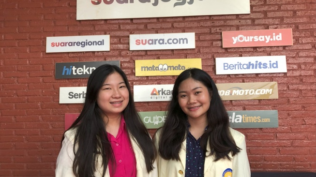 Mahasiswi FISIP Universitas Atmajaya Yogyakarta (UAJY) Dayu (kanan) dan Nila Angelia (kiri) saat berkinjung ke kantor Suarajogja.id, Depok, Sleman, Kamis (6/6/2024). 