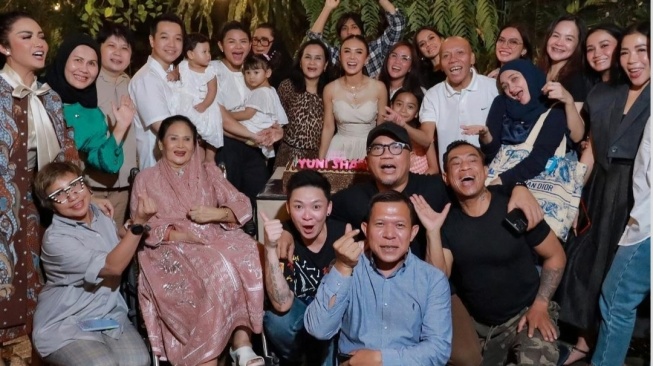Potret Yuni Shara Rayakan Ulang Tahun ke-52 (Instagram)