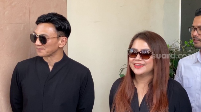 Penyanyi Anji dan Wina Natalia usai menghadiri sidang cerai perdana sekaligus mediasi di Pengadilan Agama Cibinong, Jawa Barat, Kamis (6/6/2024). [Suara.com/Adiyoga Priyambodo]