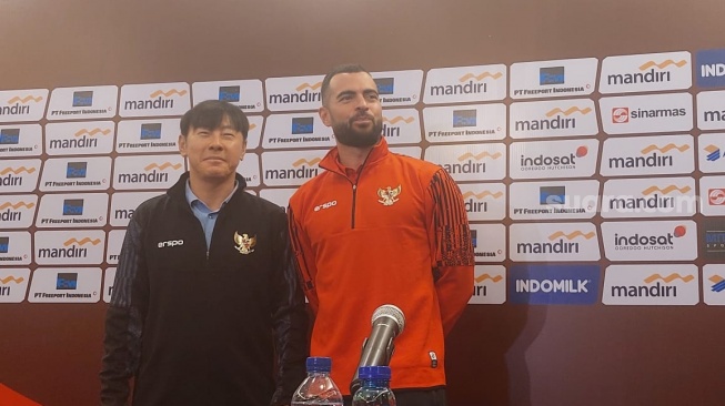 Bek Timnas Indonesia, Jordi Amat (kanan) dan pelatih Timnas Indonesia, Shin Tae-yong saat konferensi pers jelang melawan Irak pada Kualifikasi Piala Dunia 2026 di Jakarta. [Suara.com / Adie Prasetyo Nugraha]