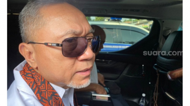 Ketua Umum PAN, Zulkifli Hasan alias Zulhas membicarakan soal bakal calon Wali Kota Cilegon saat mengecek harga kebutuhan bahan pokok di Pasar Blok F Kota Cilegon, Banten. [Yandi Sofyan/Suara.com]
