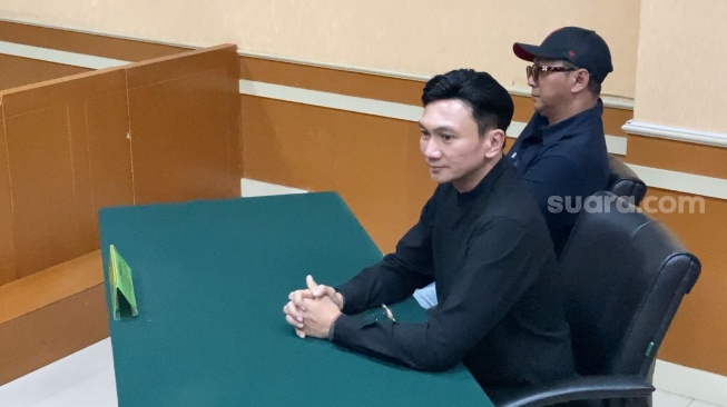 Anji menghadiri sidang cerai perdana di Pengadilan Agama Cibinong, Jawa Barat, Kamis (6/6/2024). [Suara.com/Adiyoga Priyambodo]