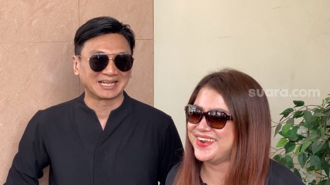 Penyanyi Anji dan Wina Natalia usai menghadiri sidang cerai perdana sekaligus mediasi di Pengadilan Agama Cibinong, Jawa Barat, Kamis (6/6/2024). [Suara.com/Adiyoga Priyambodo]