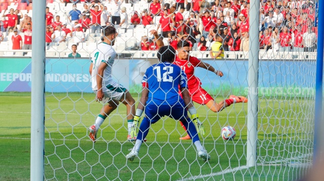 Pemain Timnas Indonesia Ragnar Oratmangoen berebut bola dengan pemain Timnas Irak dalam pertandingan Kualifikasi Piala Dunia 2026 antara Indonesia melawan Irak di Stadion Utama Gelora Bung Karno (SUGBK), Jakarta, Kamis (6/6/2024). [Suara.com/Alfian Winanto]
