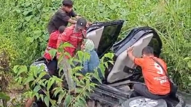 Warga evakuasi korban kecelakaan yang menimpa empat pegawai Kemenag Bontang. [KlikKaltim.com]