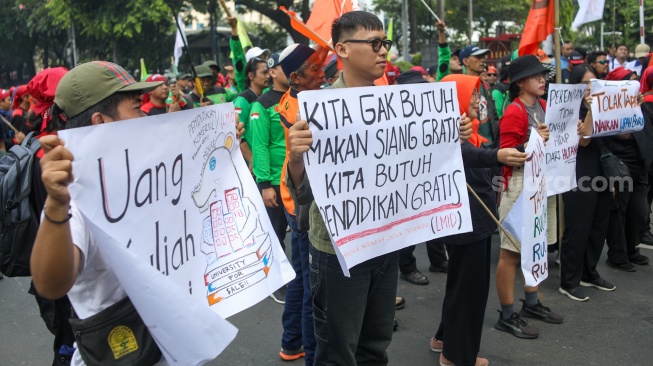 Buruh melakukan aksi unjuk rasa di kawasan Patung Kuda Arjuna Wiwaha, Jalan Medan Merdeka Barat, Jakarta, Kamis (6/6/2024). [Suara.com/Alfian Winanto]