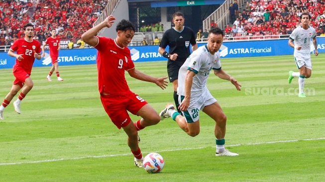 Pemain Timnas Indonesia Rafael Struick berebut bola dengan pemain Timnas Irak dalam pertandingan Kualifikasi Piala Dunia 2026 antara Timnas Indonesia melawan Irak di Stadion Utama Gelora Bung Karno (SUGBK), Jakarta, Kamis (6/6/2024). [Suara.com/Alfian Winanto]