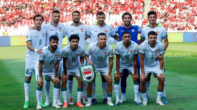 Pemain Timnas Irak foto bersama sebelum pertandingan Kualifikasi Piala Dunia 2026 antara Indonesia melawan Irak di Stadion Utama Gelora Bung Karno (SUGBK), Jakarta, Kamis (6/6/2024). [Suara.com/Alfian Winanto]