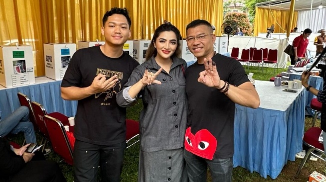 Anang Hermansyah dan Ashanty bersama Azriel Hermansyah. [Instagram]