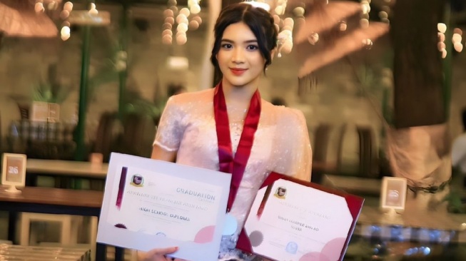 Putri Choky Andriano Wisuda SMA (Instagram/@ck.andriano)