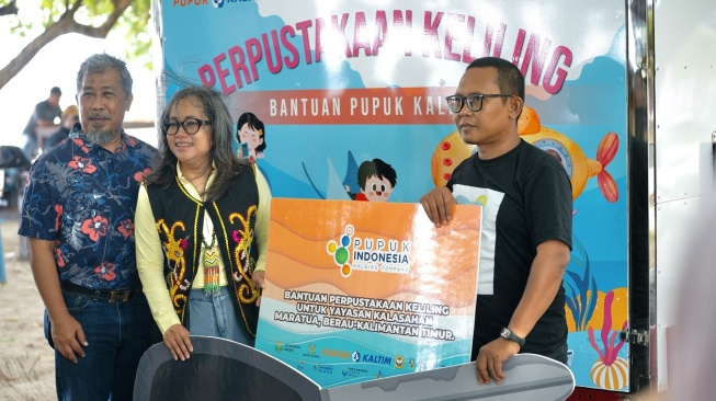 Dukung Kemajuan Pendidikan Maratua, Pupuk Kaltim Salurkan Bantuan Perpustakaan Keliling hingga Ratusan Paket Alat Tulis
