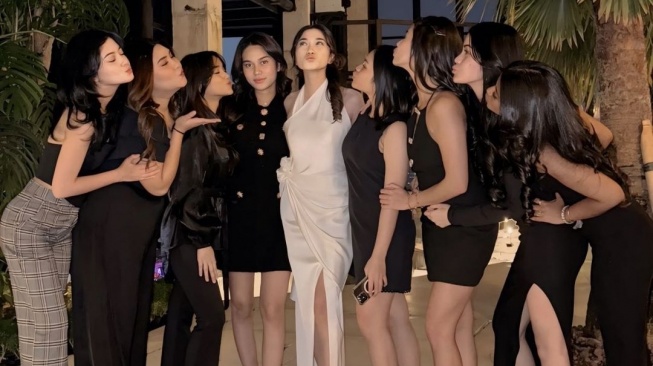 Maria Theodore Bersama Azizah Salsha (Instagram)