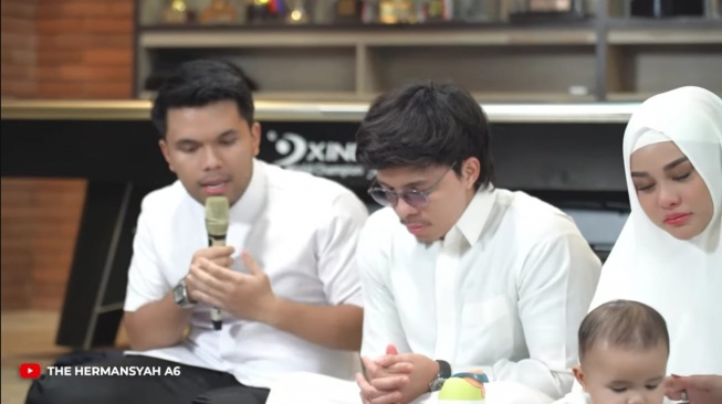 Thariq dalam acara manasik haji Atta Halilintar dan Aurel Hermansyah (YouTube/The Hermansyah A6)