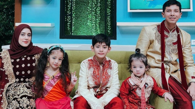 Fairuz A Rafiq dan Sonny Septian bersama ketiga anaknya. [Instagram]